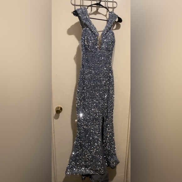 Dress - Picture 3 of 3